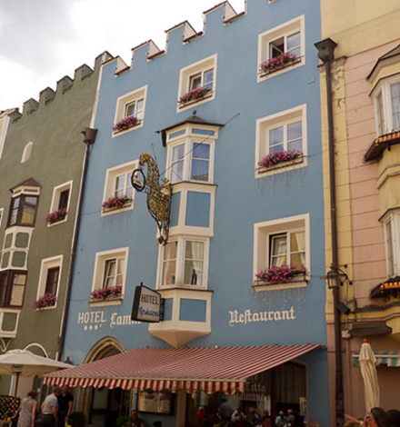 Buntes Leben erfüllt die Altstadt von Sterzing - und das italienische Flair ist bereits zu spüren.