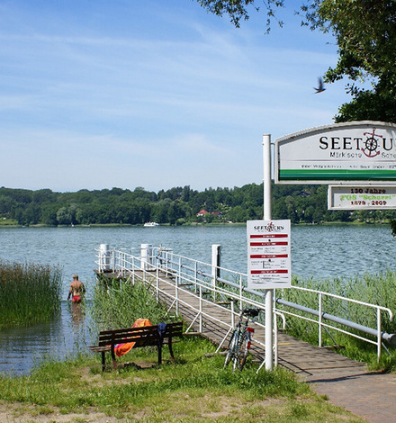 Am kleinen Marktplatz des Kneippkurorts Buckow beginnt unsere Wanderung.